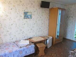 Гостевой дом Крымские дачи Щёлкино Улучшенный двухместный номер с 2 отдельными кроватями, вид на море-7