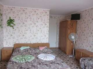 Гостевой дом Крымские дачи Щёлкино Улучшенный трехместный номер с видом на море-8