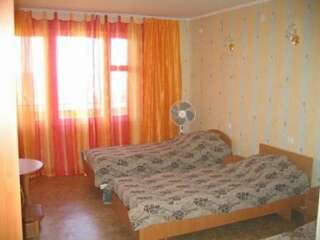 Гостевой дом Крымские дачи Щёлкино Улучшенный трехместный номер с видом на море-1