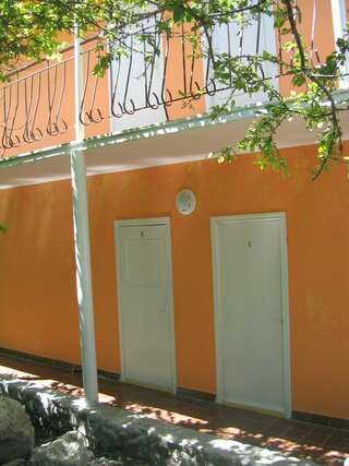 Гостевой дом Крымские дачи Щёлкино Улучшенный трехместный номер с видом на море-6