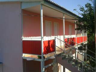 Гостевой дом Крымские дачи Щёлкино Улучшенный двухместный номер с 2 отдельными кроватями, вид на море-3