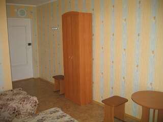 Гостевой дом Крымские дачи Щёлкино Улучшенный трехместный номер с видом на море-3