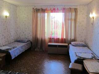 Гостевой дом Крымские дачи Щёлкино Стандартный номер с двумя кроватями размера «queen-size»-7